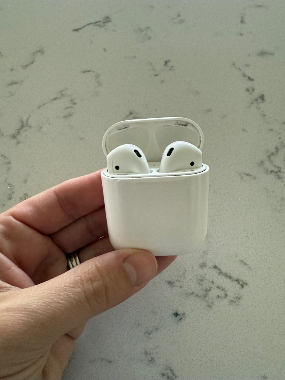Apple White Wireless Airpods with Charging Case